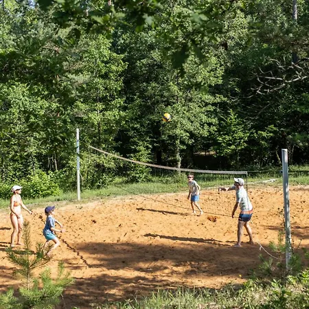 Prázdninový areál Huttopia Lanmary Antonne-et-Trigonant